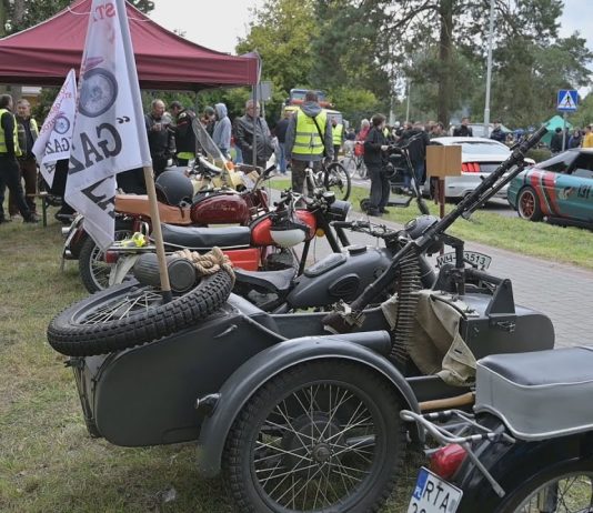 REKORDOWE RETROTŁOKI W GORZYCACH – ŚWIĘTO MOTORYZACJI W TECHNICZNYM OGRODZIE