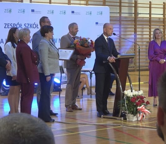 JUBILEUSZ W NOWEJ DĘBIE – ZESPÓŁ SZKÓŁ NR 2 ŚWIĘTOWAŁ 65-LECIE DZIAŁALNOŚCI