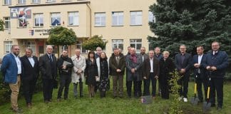 W TARNOBRZEGU UPAMIĘTNIONO ZASŁUŻONEGO SAMORZĄDOWCA – POSADZONO BUK IMIENIA LEONARDA MADEJA