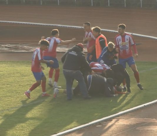 EMOCJONUJĄCE DERBY W SANDOMIERZU – PIŁKARZE WISŁY POKONALI LZS SAMBORZEC