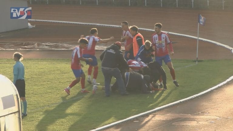 EMOCJONUJĄCE DERBY W SANDOMIERZU – PIŁKARZE WISŁY POKONALI LZS SAMBORZEC