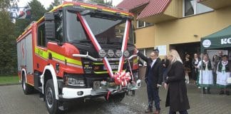 FENIX GOTOWY DO NIESIENIA POMOCY – STRAŻACY Z CHMIELOWA MAJĄ NOWY SAMOCHÓD
