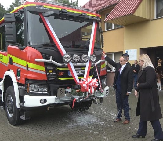 FENIX GOTOWY DO NIESIENIA POMOCY – STRAŻACY Z CHMIELOWA MAJĄ NOWY SAMOCHÓD