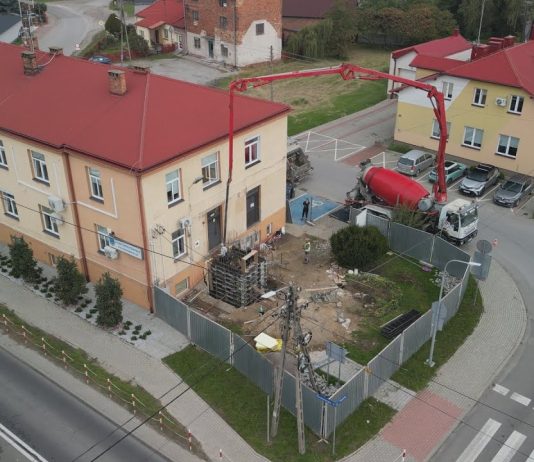 W GORZYCACH LIKWIDUJĄ BARIERY – BUDYNEK URZĘDU GMINY W PRZEBUDOWIE