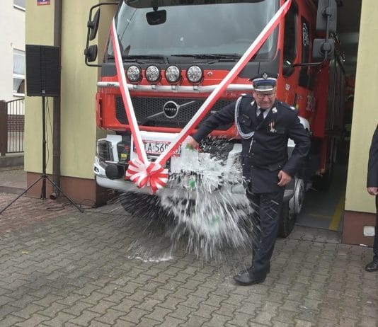 STRAŻACKIE ŚWIĘTO W GRĘBOWIE – JEDNOSTKA OTRZYMAŁA NOWY SAMOCHÓD