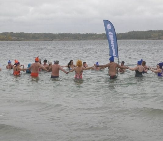 PIERWSZA WSPÓLNA KĄPIEL W JEZIORZE TARNOBRZESKIM – MORSY ZAINAUGUROWAŁY NOWY SEZON