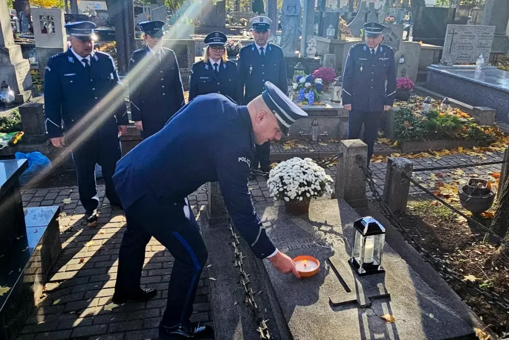 POLICJANCI NA CMENTARZU-10