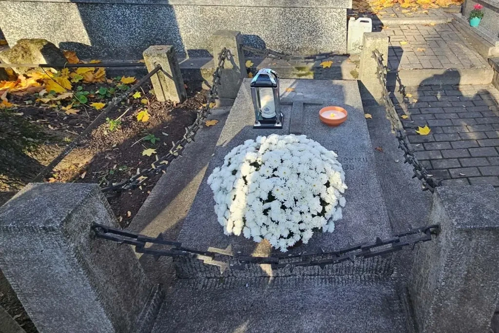 POLICJANCI NA CMENTARZU-11