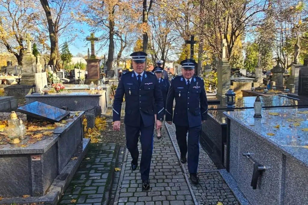 POLICJANCI NA CMENTARZU-12