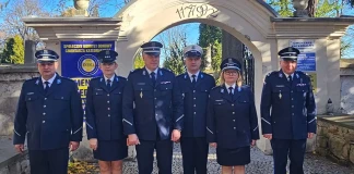 Uczcili pamięć o zmarłych i poległych policjantach – 31.10.2025 POLICJANCI NA CMENTARZU-13