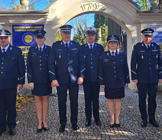 Uczcili pamięć o zmarłych i poległych policjantach – 31.10.2025 POLICJANCI NA CMENTARZU-13