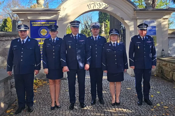 POLICJANCI NA CMENTARZU-13