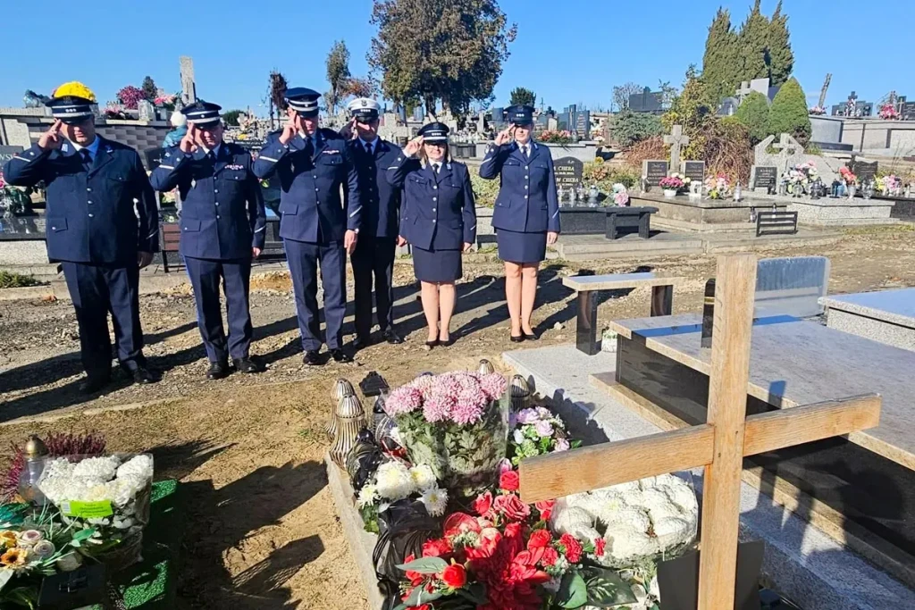 POLICJANCI NA CMENTARZU-2