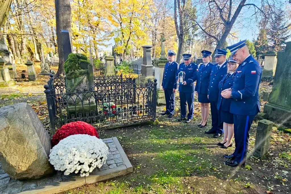 POLICJANCI NA CMENTARZU-3