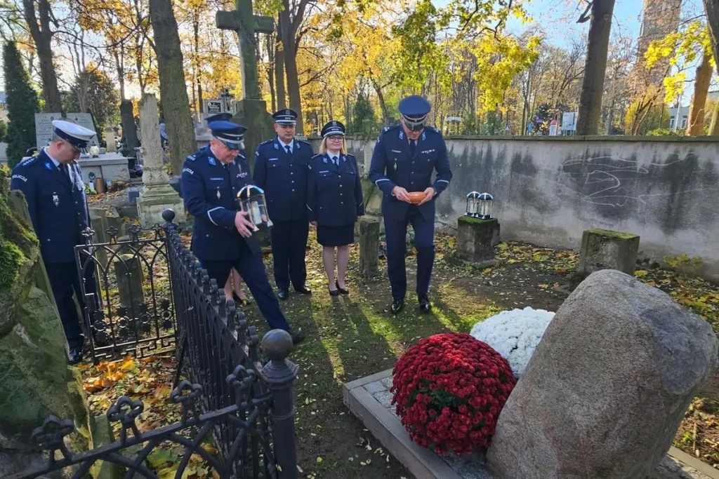 POLICJANCI NA CMENTARZU-4