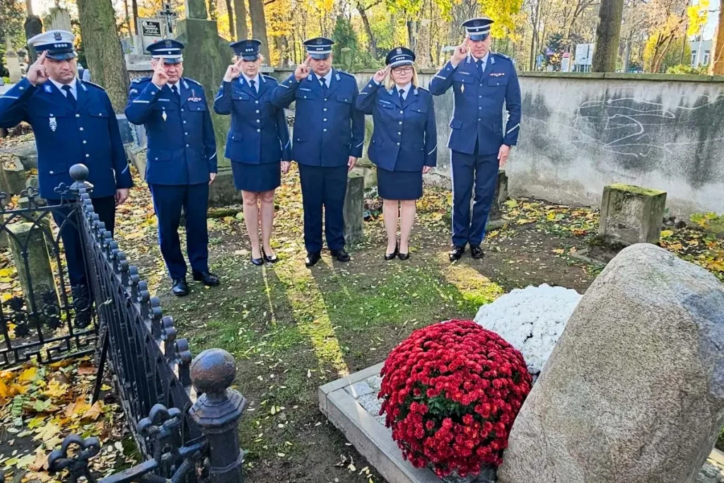 POLICJANCI NA CMENTARZU-5