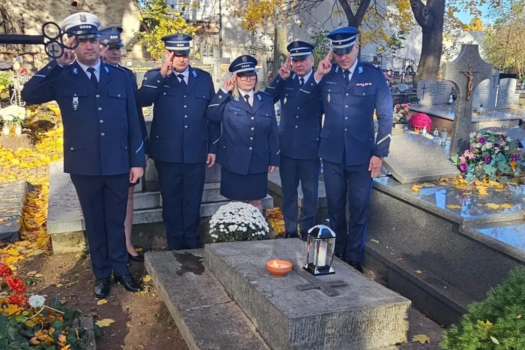 POLICJANCI NA CMENTARZU-7