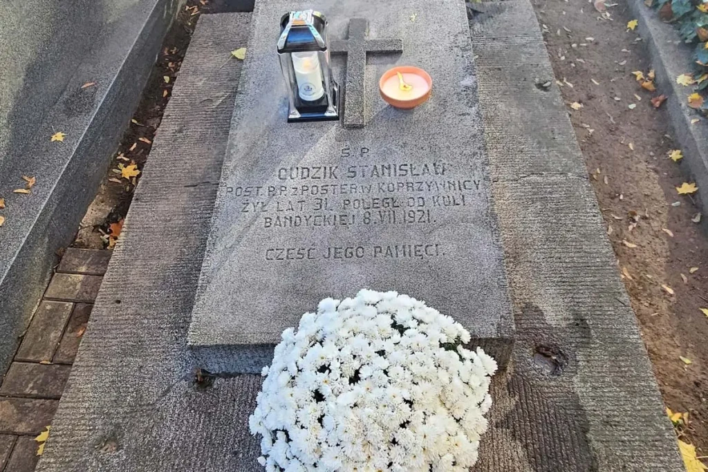 POLICJANCI NA CMENTARZU-8