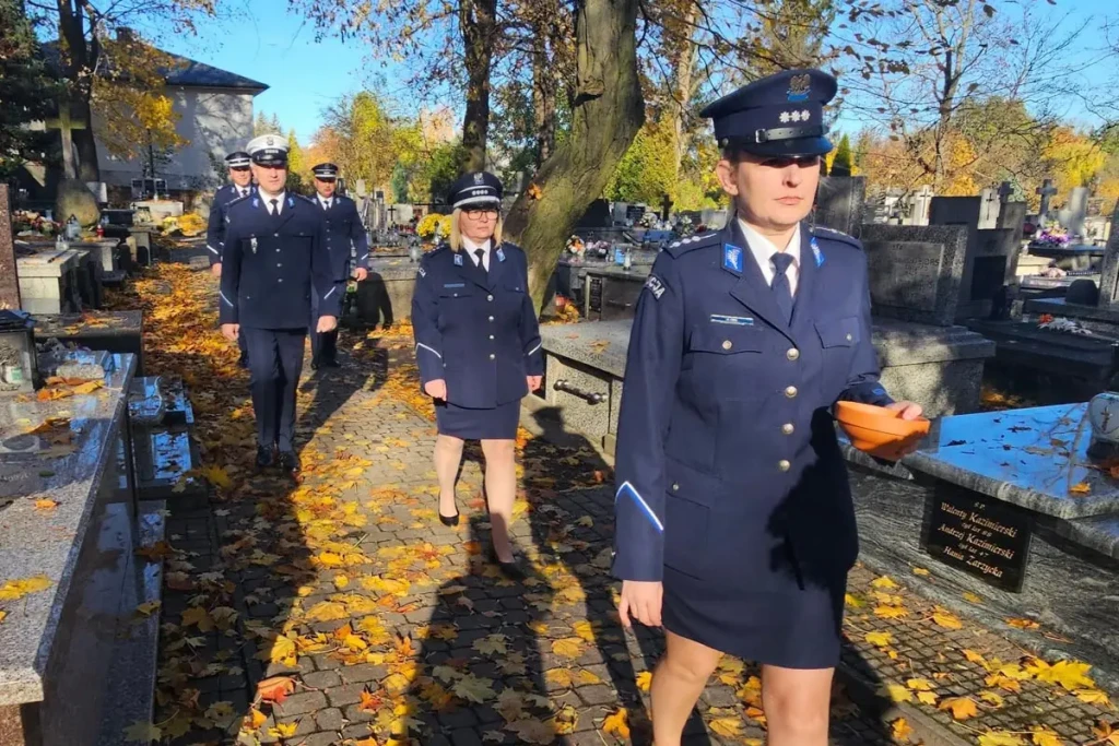 POLICJANCI NA CMENTARZU-9