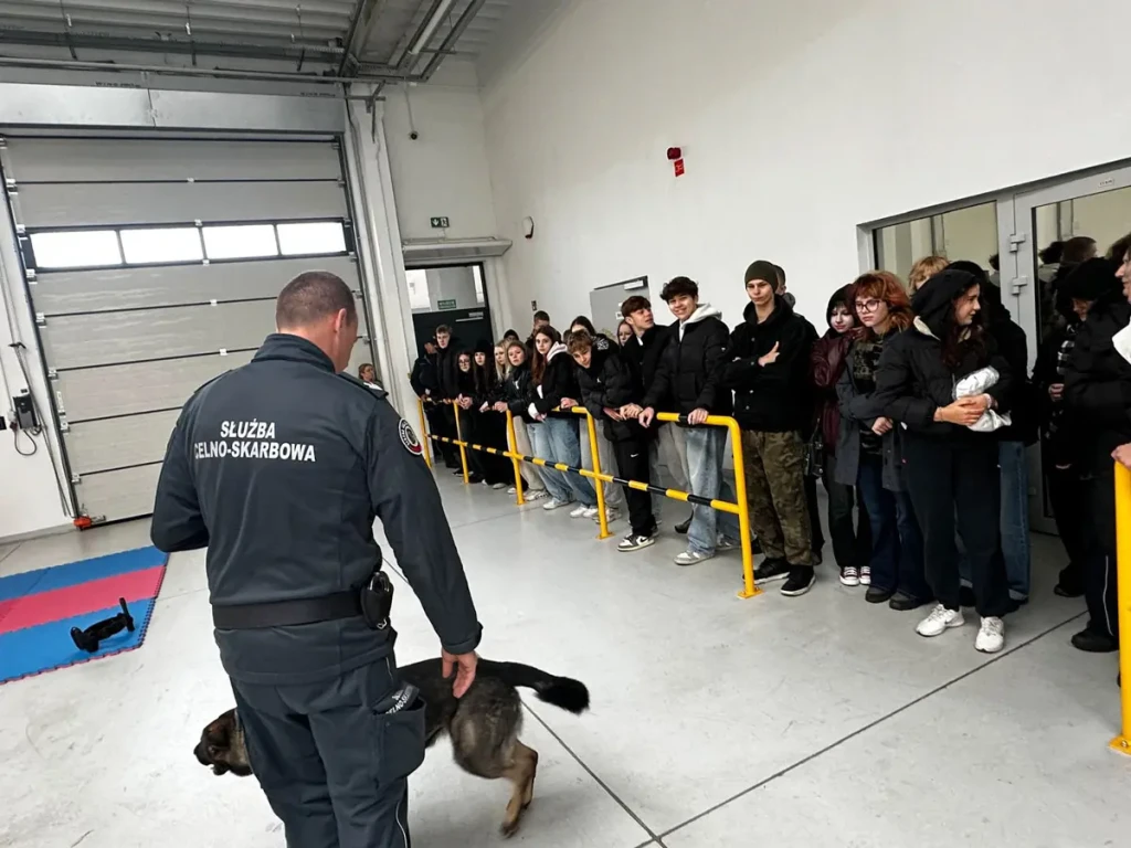 Wizyta studyjna uczniów z Rolnika w Podkarpackim Urzędzie Celno-Skarbowym w Przemyślu 2025 15 PUCS w Przemyślu-14