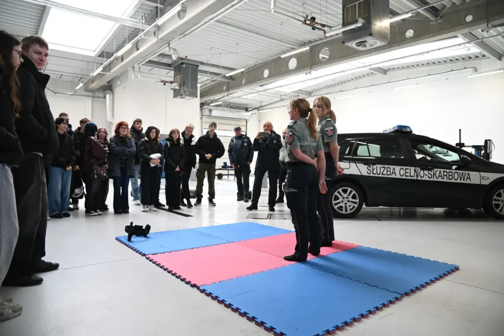 Wizyta studyjna uczniów z Rolnika w Podkarpackim Urzędzie Celno-Skarbowym w Przemyślu 2025 3 PUCS w Przemyślu-4