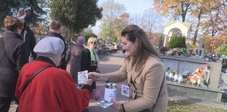 ZBIERALI PIENIĄDZE NA ODNOWIENIE ZABYTKOWEGO CMENTARZA – TARNOBRZESKA KWESTA Z KOLEJNYM REKORDEM