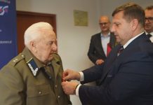 UCZESTNIK POWSTANIA WARSZAWSKIEGO UHONOROWANY – W SANDOMIERZU ODZNACZONO KAZIMIERZA MORGASIA