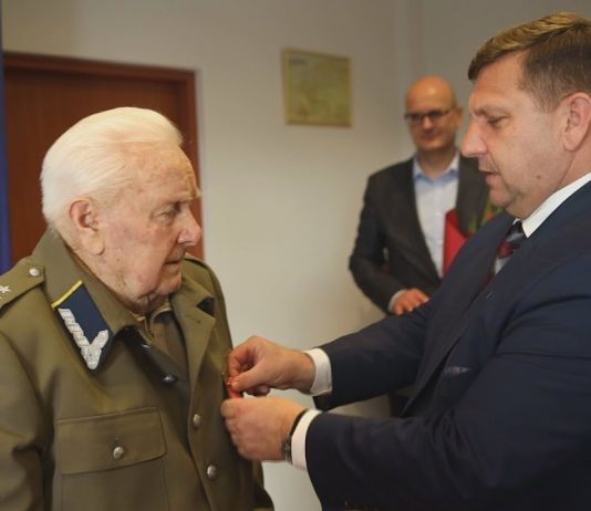 UCZESTNIK POWSTANIA WARSZAWSKIEGO UHONOROWANY – W SANDOMIERZU ODZNACZONO KAZIMIERZA MORGASIA