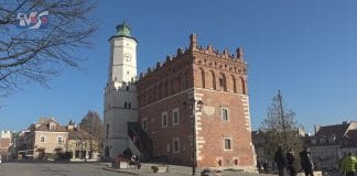 WIZYTÓWKA SANDOMIERZA DO RENOWACJI – MIEJSKI RATUSZ DOCZEKA SIĘ INWESTYCJI