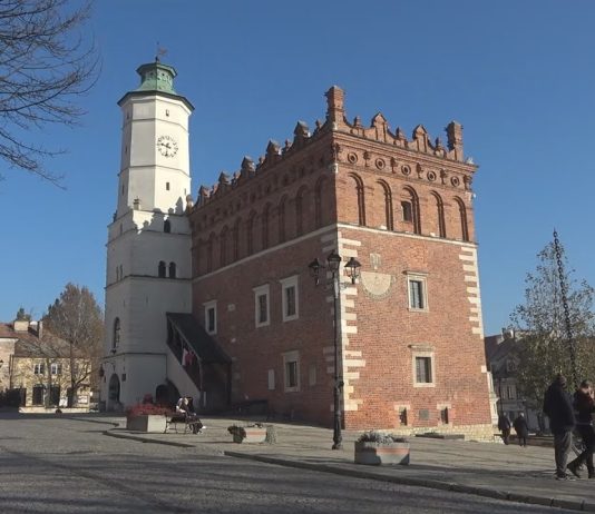 WIZYTÓWKA SANDOMIERZA DO RENOWACJI – MIEJSKI RATUSZ DOCZEKA SIĘ INWESTYCJI