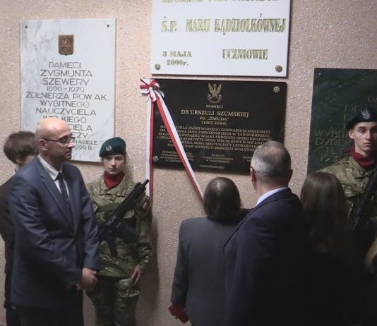 DR URSZULA SZUMSKA UPAMIĘTNIONA – W TARNOBRZESKIM „KOPERNIKU” ODSŁONIĘTO TABLICĘ