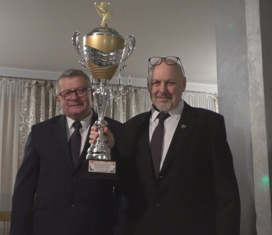 W TARNOBRZEGU PODSUMOWALI SEZON – PUCHARY I NAGRODY DLA HODOWCÓW GOŁĘBI POCZTOWYCH