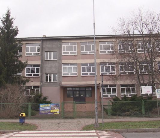 DZIAŁKA W CENTRUM TARNOBRZEGA MA ZOSTAĆ SPRZEDANA – CO DALEJ Z BUDYNKIEM PO GIMNAZJUM?