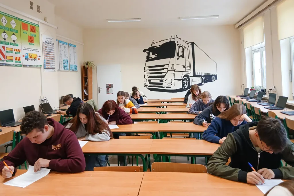 Olimpiada w ROLNIKU - Warto wiedzieć więcej o ubezpieczeniach społecznych - 25.11.2025 4 Olimpiada ZUS w Rolniku-5