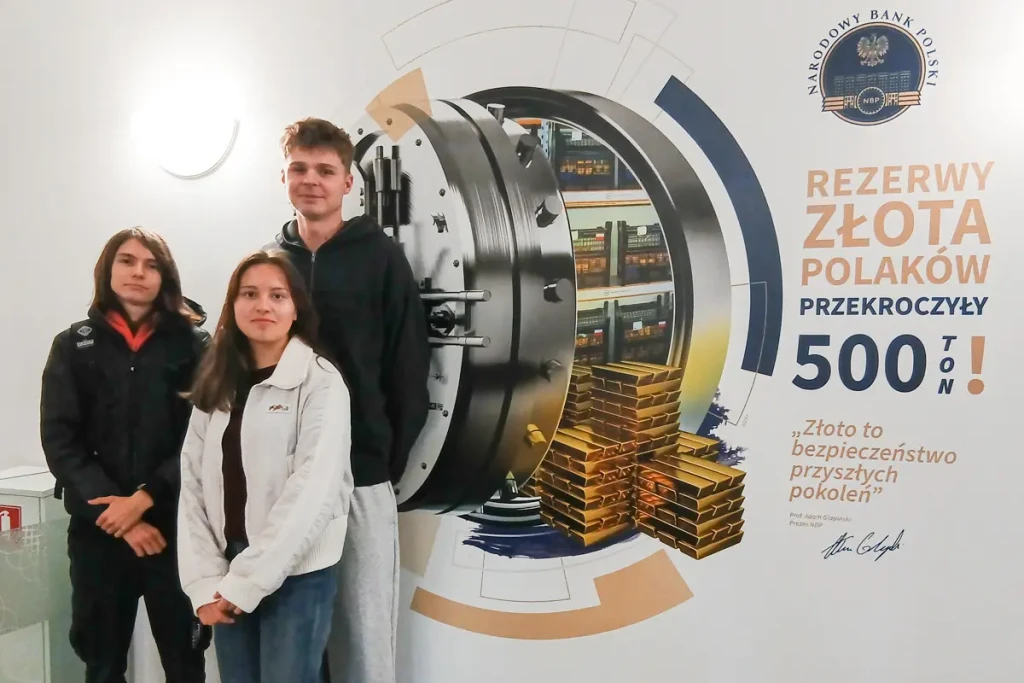 Wyjątkowa lekcja bankowa w NBP – ekonomia w praktyce i historia w tle - ZS Nr2 w Tarnobrzegu 1 ZS Nr2 w NBP-2