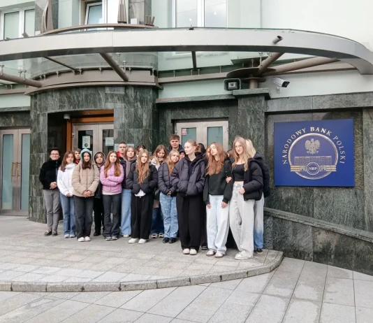 Wyjątkowa lekcja bankowa w NBP – ekonomia w praktyce i historia w tle – ZS Nr2 w Tarnobrzegu ZS Nr2 w NBP