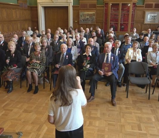 ZŁOTE GODY W TARNOBRZEGU – MAŁŻONKOWIE ODEBRALI MEDALE W ZAMKU TARNOWSKICH