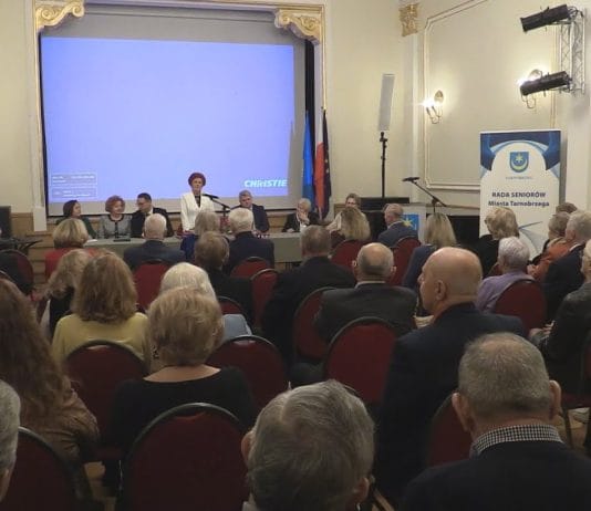 UROCZYSTA SESJA W TARNOBRZEGU – JUBILEUSZ RADY SENIORÓW