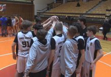 ŚWIETNY MECZ MKKS SIARKA TARNOBRZEG – MŁODZI KOSZYKARZE POKONALI LIDERA Z PRZEMYŚLA