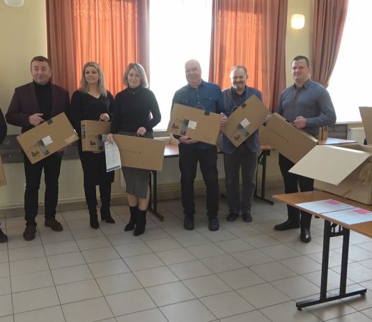 SZKOŁY OTRZYMUJĄ NOWOCZESNY SPRZĘT – W GORZYCACH DBAJĄ O OŚWIATĘ