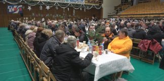 ZASIEDLI PRZY ŚWIĄTECZNYM STOLE – MIEJSKA WIGILIA W TARNOBRZEGU