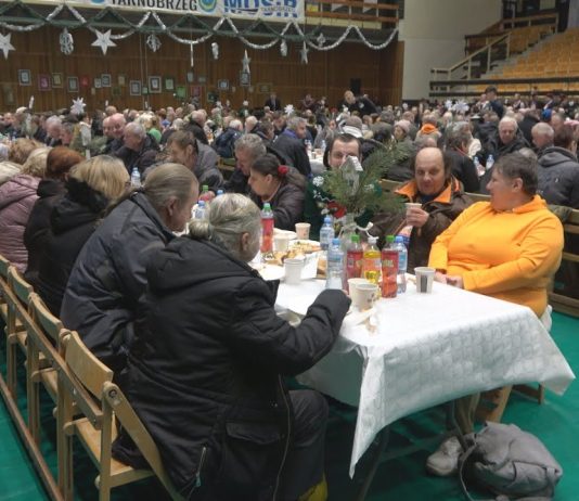 ZASIEDLI PRZY ŚWIĄTECZNYM STOLE – MIEJSKA WIGILIA W TARNOBRZEGU