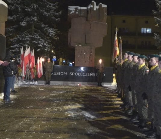 ZAPALILI ŚWIECZKĘ „JĘDRUSIOWI” – W TARNOBRZEGU UPAMIĘTNIONO WŁADYSŁAWA JASIŃSKIEGO