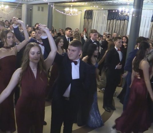 TARNOBRZESKA „BUDOWLANKA” NA BALU – MATURZYŚCI BAWILI SIĘ NA STUDNIÓWCE