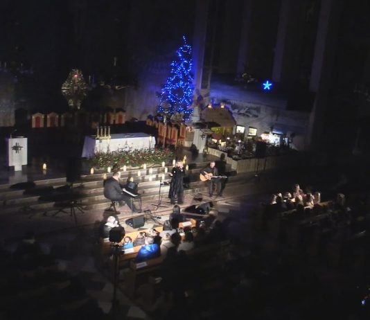 ŚWIĄTECZNY KONCERT W SZCZYTNYM CELU – W TARNOBRZEGU ZBIERALI PIENIĄDZE NA DOKOŃCZENIE BUDOWY HOSPICJUM