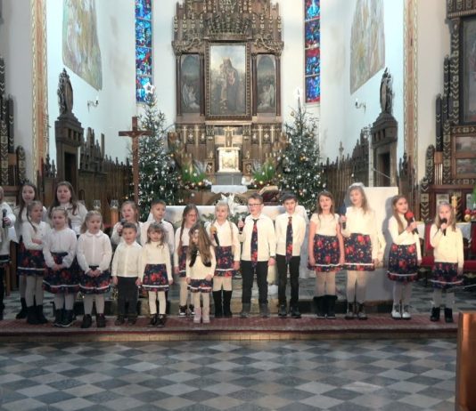 ŚPIEWALI KOLĘDY I PASTORAŁKI – JUBILEUSZOWY PRZEGLĄD W GRĘBOWIE