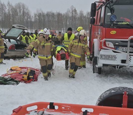 ŻOŁNIERZE I STRAŻACY SPRAWDZILI SWOJE UMIEJĘTNOŚCI – ĆWICZENIA ZGRYWAJĄCE W MIEJSCOWOŚCI DĄBROWICA