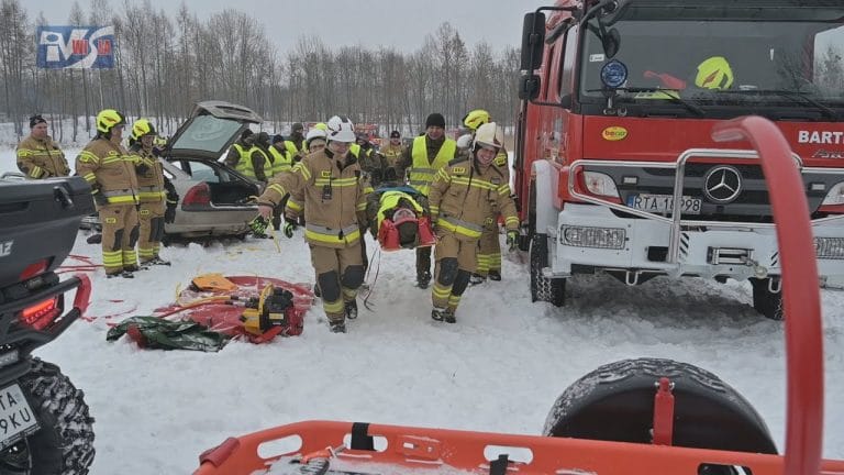 ŻOŁNIERZE I STRAŻACY SPRAWDZILI SWOJE UMIEJĘTNOŚCI – ĆWICZENIA ZGRYWAJĄCE W MIEJSCOWOŚCI DĄBROWICA