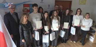 MŁODZIEŻ ODEBRAŁA STYPENDIA PREMIERA – W SANDOMIERZU WYRÓŻNIONO NAJLEPSZYCH UCZNIÓW