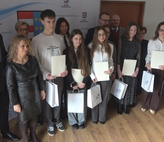 MŁODZIEŻ ODEBRAŁA STYPENDIA PREMIERA – W SANDOMIERZU WYRÓŻNIONO NAJLEPSZYCH UCZNIÓW